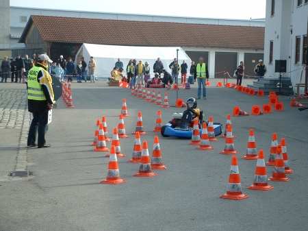 In der ersten Schikane nach dem Start